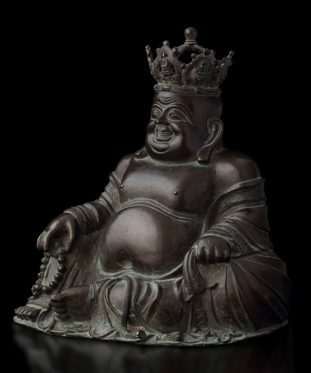Figura di Budai Incoronato con Collana da Preghiera in Bronzo, Cina, Dinastia Ming, XVII Secolo
