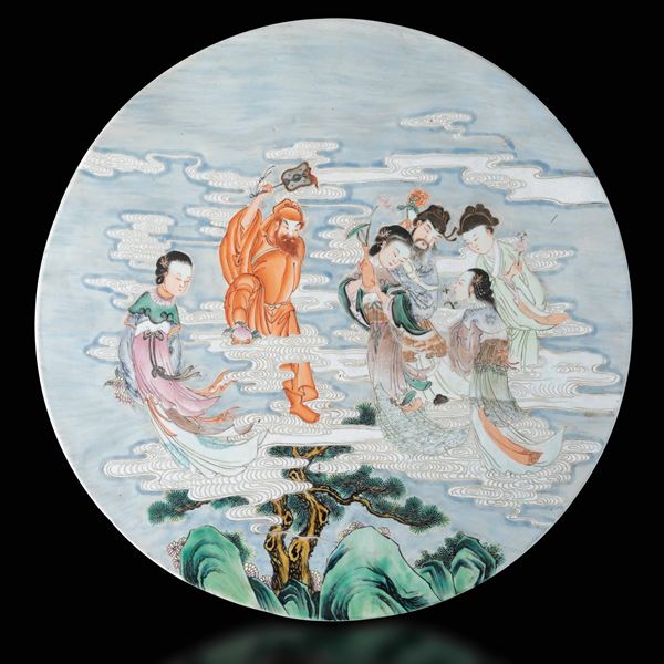 Placca circolare in porcellana con figure di saggi e Guanyin, Cina, Dinastia Qing, XIX secolo