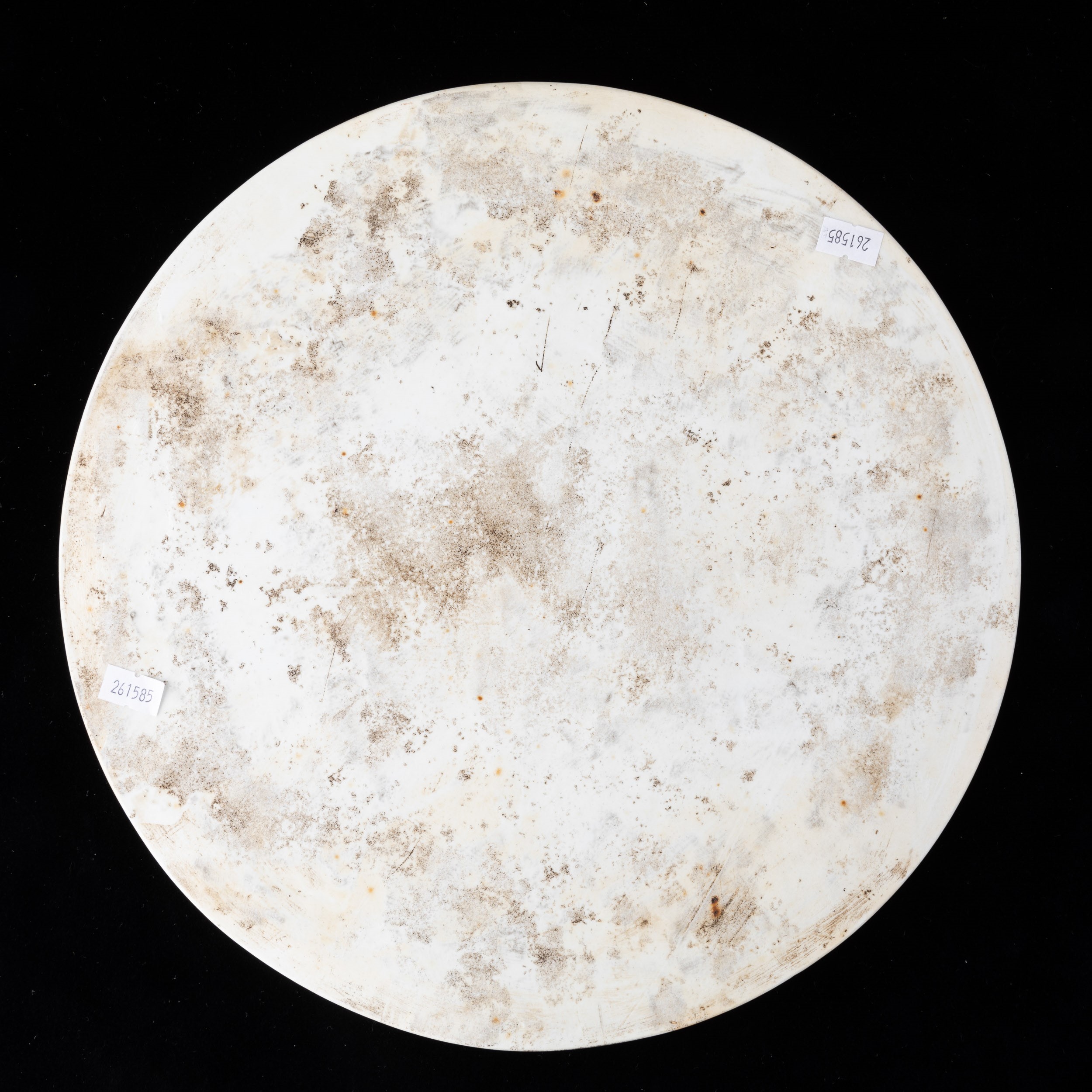 Placca Circolare in Porcellana con Figure di Saggi e Guanyin, Cina, Dinastia Qing, XIX Secolo