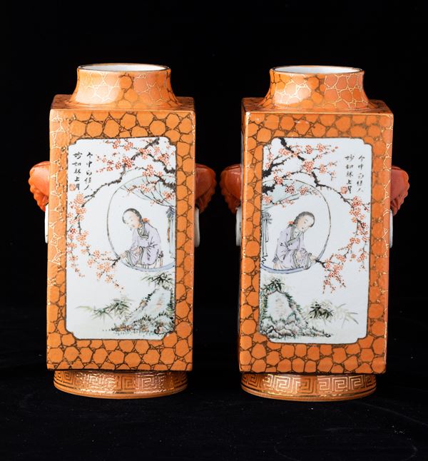 Coppia di vasi Cong in porcellana con mascheroni e scene di vita comune con iscrizioni su fondo arancio, Cina, Repubblica, XX secolo