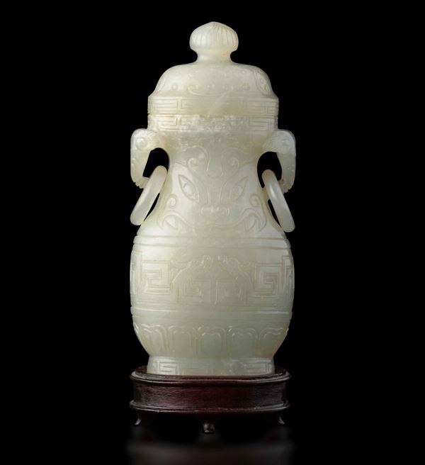 Piccolo vaso scolpito in giada bianca con coperchio, anse ad anello e decori incisi d'ispirazione arcaica, Cina, Dinastia Qing, XIX secolo