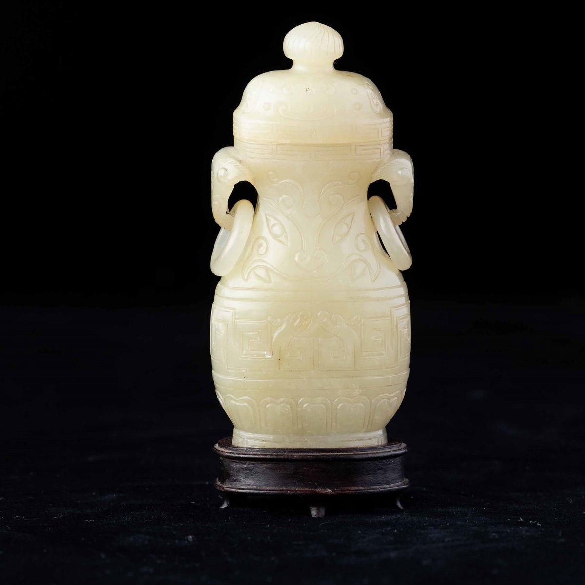 Piccolo Vaso Scolpito in Giada Bianca con Coperchio, Anse Ad Anello e Decori Incisi D'ispirazione...