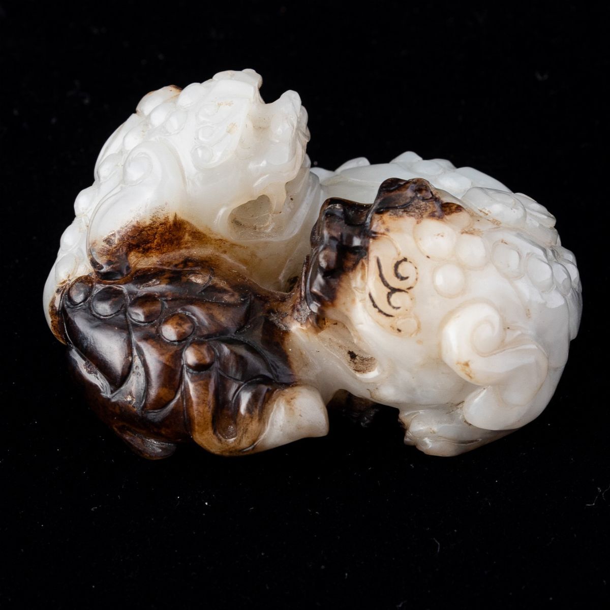 Gruppo Scolpito in Giada e Russet con Coppia di Draghetti, Cina, Dinastia Qing, XIX Secolo