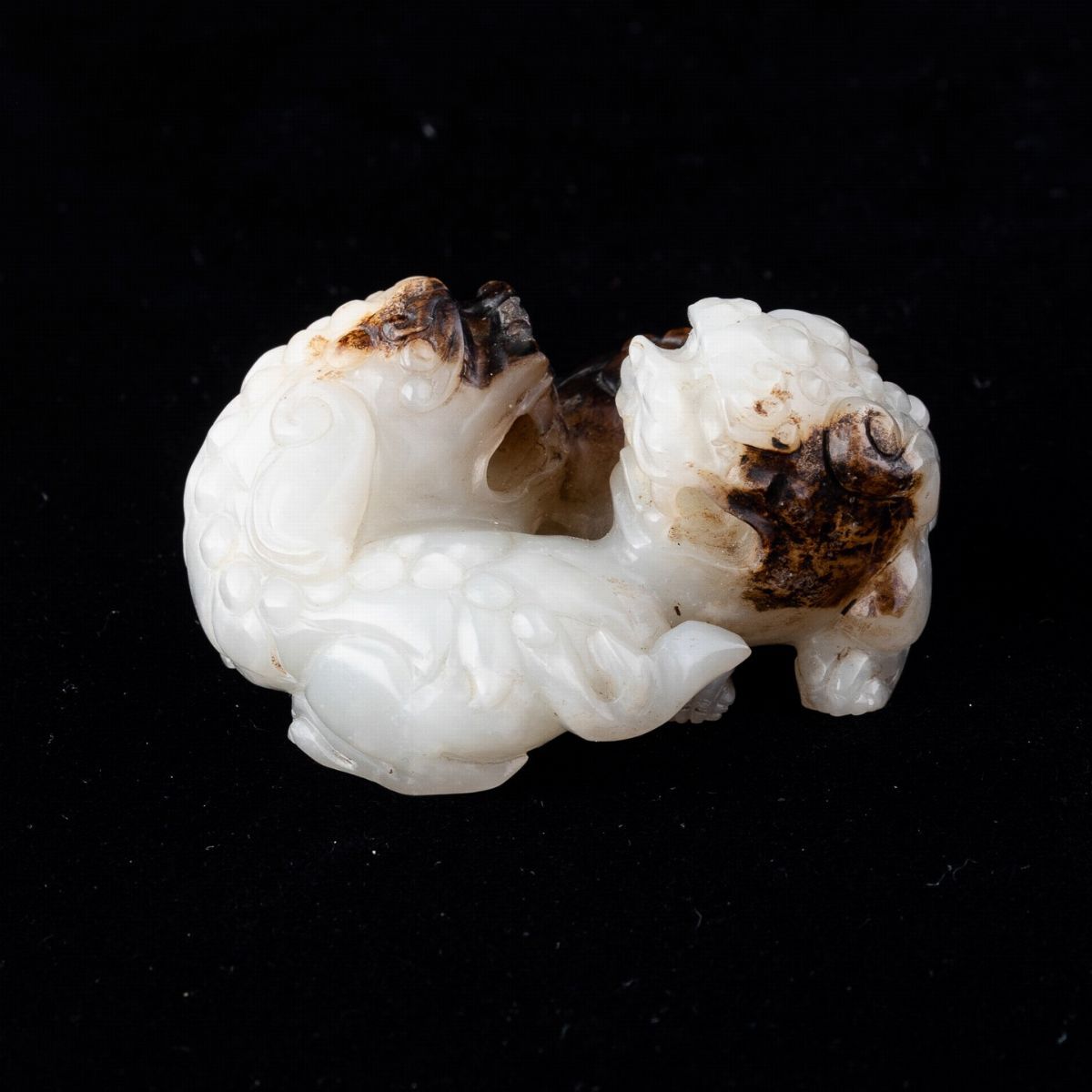Gruppo Scolpito in Giada e Russet con Coppia di Draghetti, Cina, Dinastia Qing, XIX Secolo