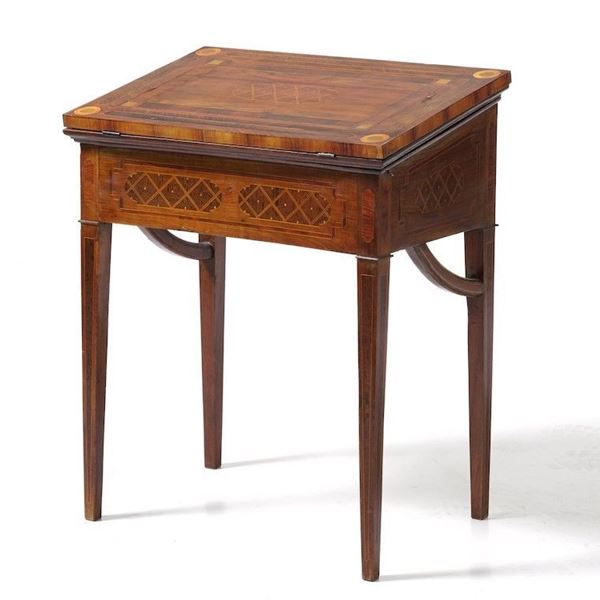 Tavolo lastronato e filettato, intarsiato a motivi geometrici. XVIII-XIX secolo