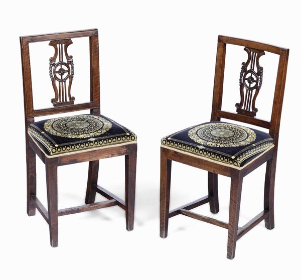 Coppia di sedie con schienale intagliato a cartella e seduta rivestita in velluto Versace