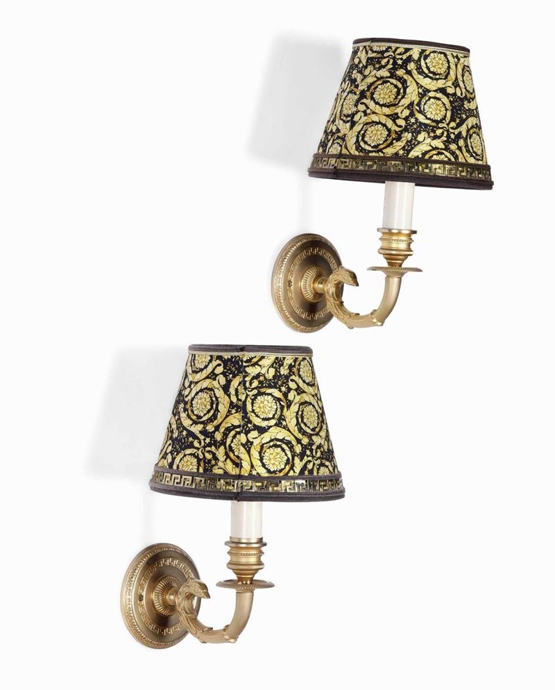 Coppia di appliques in bronzo dorato con paralumi in stoffa Versace  - Asta Dimore Italiane - Cambi Casa d'Aste
