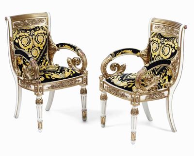 Coppia di Poltrone Laccate e Dorate Rivestite in Stoffa Versace