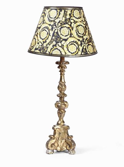 Torciera in Legno Intagliato e Dorato con Paralume in Stoffa Versace