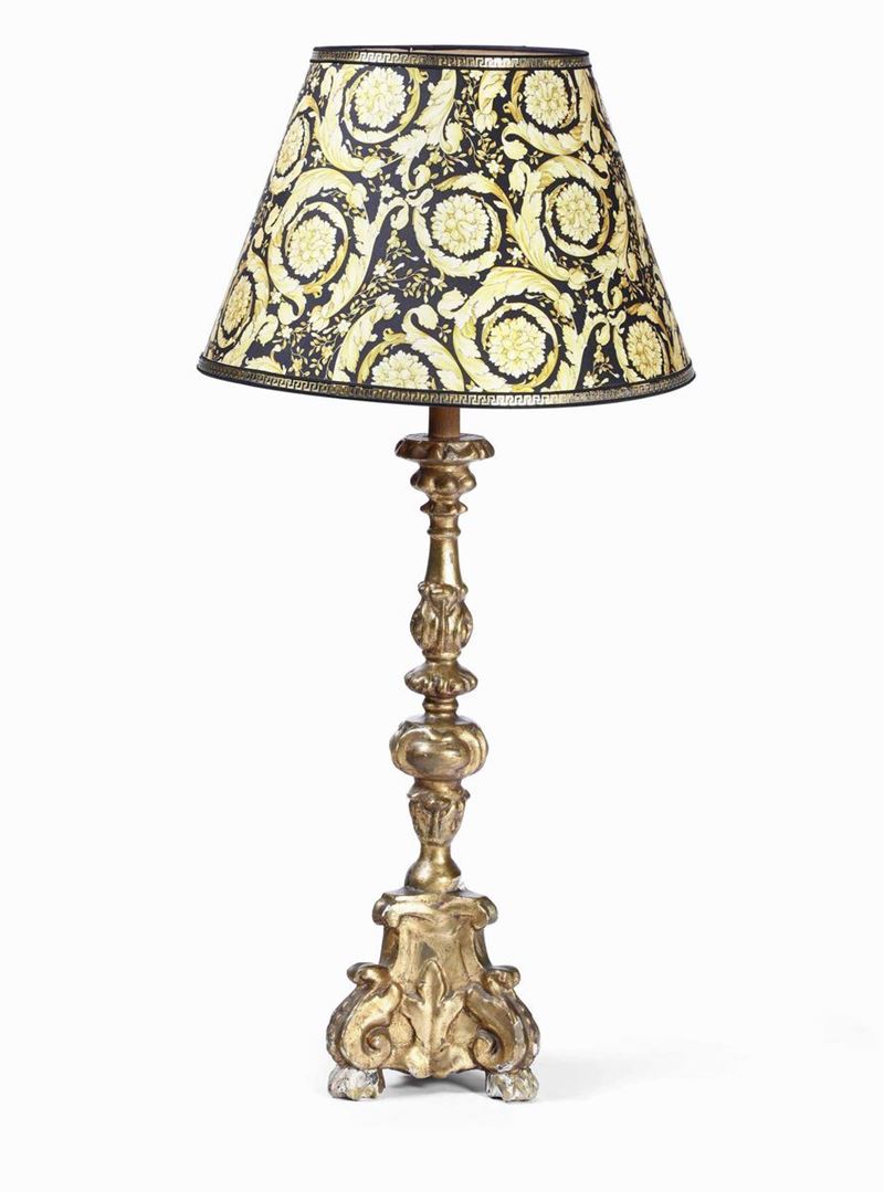 Torciera in legno intagliato e dorato con paralume in stoffa Versace  - Auction Italian Mansions - Cambi Casa d'Aste