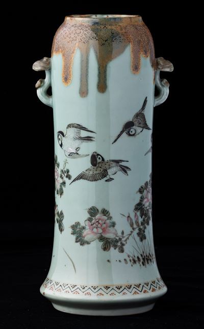 Vaso in Porcellana con Decoro di Uccellini tra i Rami su Fondo Claire De Lune e Piccole Anse a Fo...