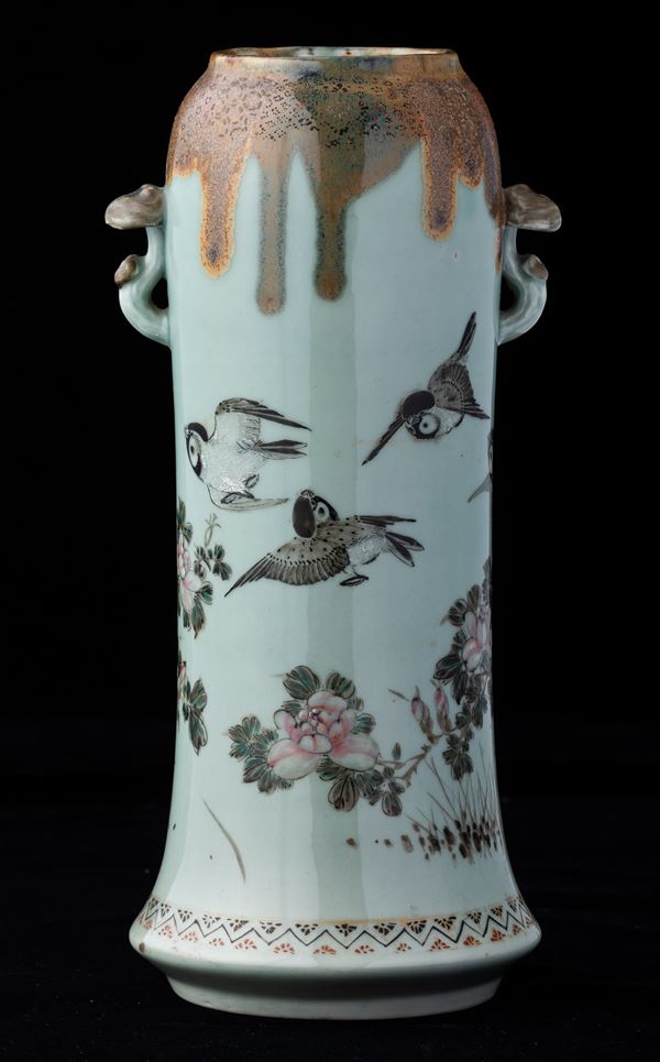 Vaso in porcellana con decoro di uccellini tra i rami su fondo Claire de Lune e piccole anse a foggia di Ling Zhi, Cina, XX secolo