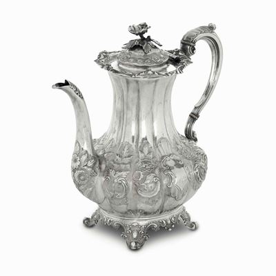Caffettiera. Argento Fuso, Sbalzato e Cesellato. Londra 1850. Argentiere Wh (non Identificato)