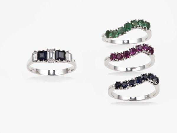 Lotto composto da quattro anelli con rubini, smeraldi, zaffiri e diamanti