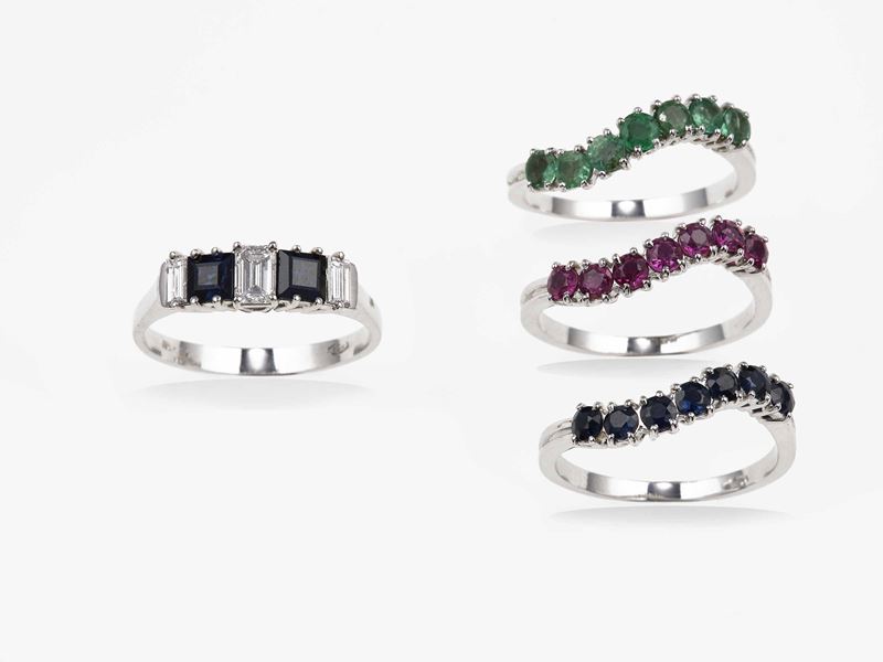 Lotto composto da quattro anelli con rubini, smeraldi, zaffiri e diamanti  - Asta Gioielli - Cambi Casa d'Aste