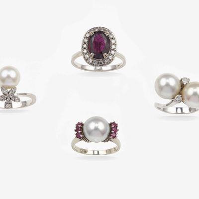 Lotto Composto da Quattro Anelli con Perle Coltivate, Piccoli Diamanti, Piccoli Rubini ed un Gran...