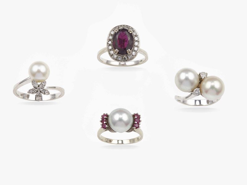 Lotto composto da quattro anelli con perle coltivate, piccoli diamanti, piccoli rubini ed un granato  - Asta Gioielli | Cambi Time - Cambi Casa d'Aste
