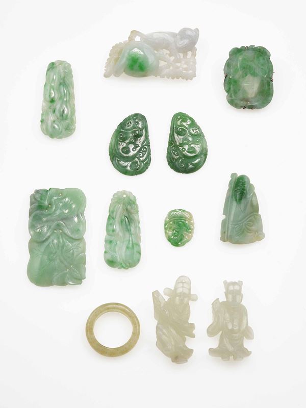 Lotto composto da nove cialde incise, un anello e due piccole sculture in giadeite