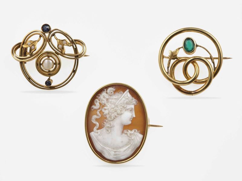 Three gold brooches  - Auction Jewels | Cambi Time - Cambi Casa d'Aste