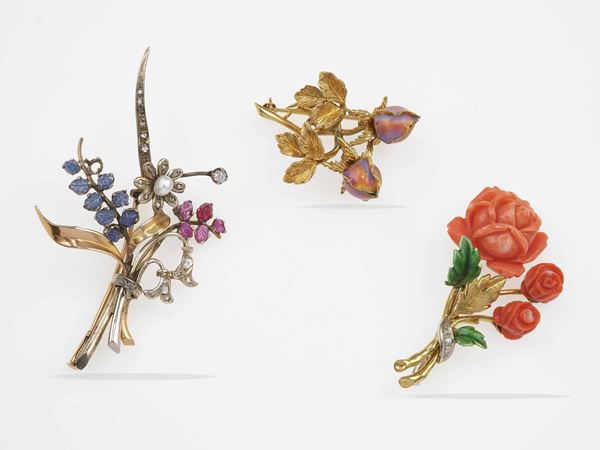 Tre spille a soggetto floreale con smalti policromi, corallo, piccoli diamanti di vecchio taglio, rubini, zaffiri e perla