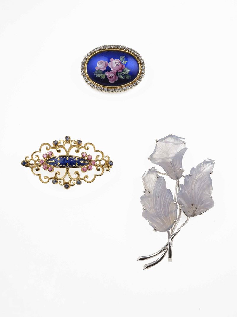 Gold, enamel, chalcedony and gem-set brooches  - Auction Jewels - Cambi Casa d'Aste