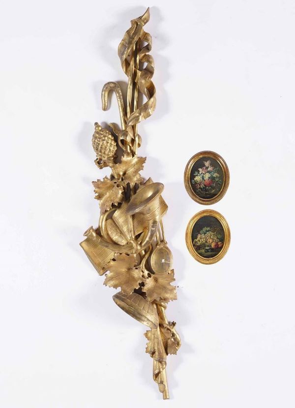 Lotto composto da una coppia di dipinti ad olio raffiguranti nature morte di fiori e un fregio in legno intagliato e dorato, XIX secolo