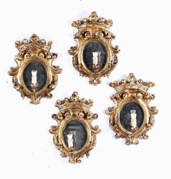 Quattro appliques in legno intagliato con stemma coronato. XVIII-XIX secolo
