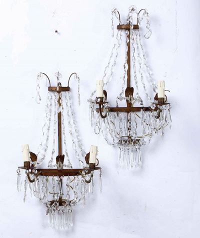 Coppia di Applique in Metallo e Cristalli a Due Luci. XIX Secolo