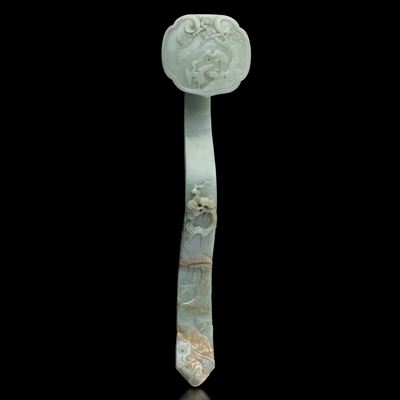 Grande Ruyi Finemente Scolpito in Giada Celadon e Russet con Decori Naturalistici a Rilievo, Cina...