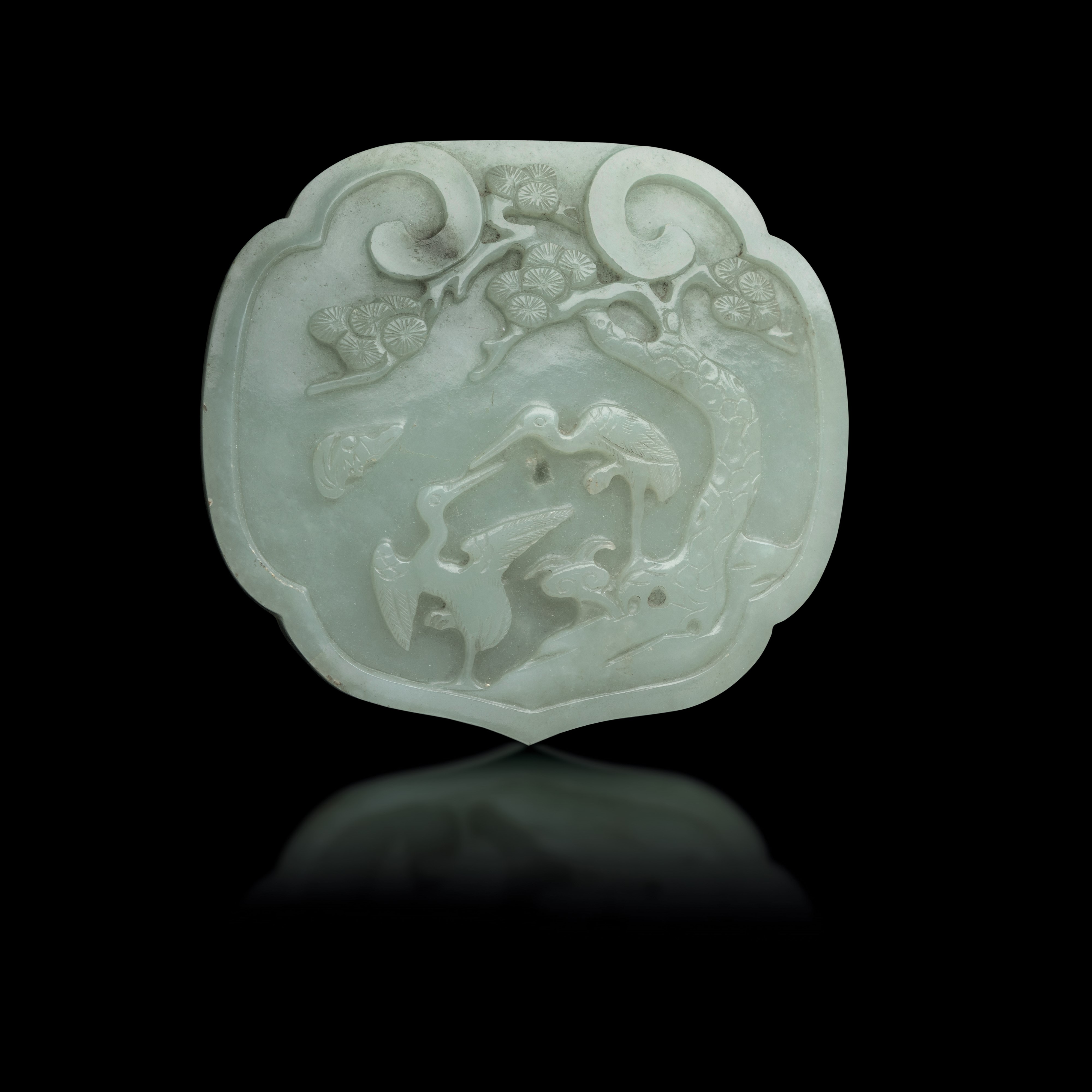 Grande Ruyi Finemente Scolpito in Giada Celadon e Russet con Decori Naturalistici a Rilievo, Cina...