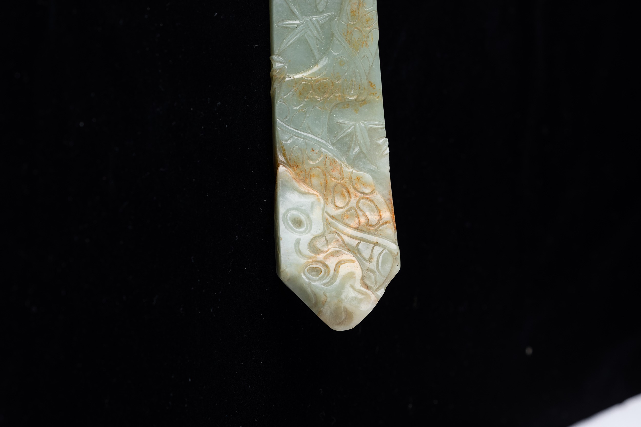 Grande Ruyi Finemente Scolpito in Giada Celadon e Russet con Decori Naturalistici a Rilievo, Cina...