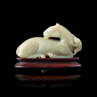 Figura di Cavallo con Scimmietta Scolpita in Giada Celadon e Russet, Cina, Dinastia Qing, Epoca Q...