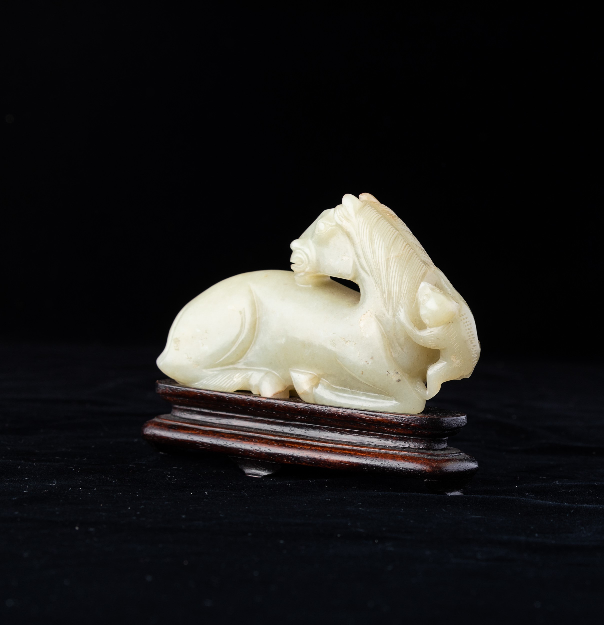 Figura di Cavallo con Scimmietta Scolpita in Giada Celadon e Russet, Cina, Dinastia Qing, Epoca D...