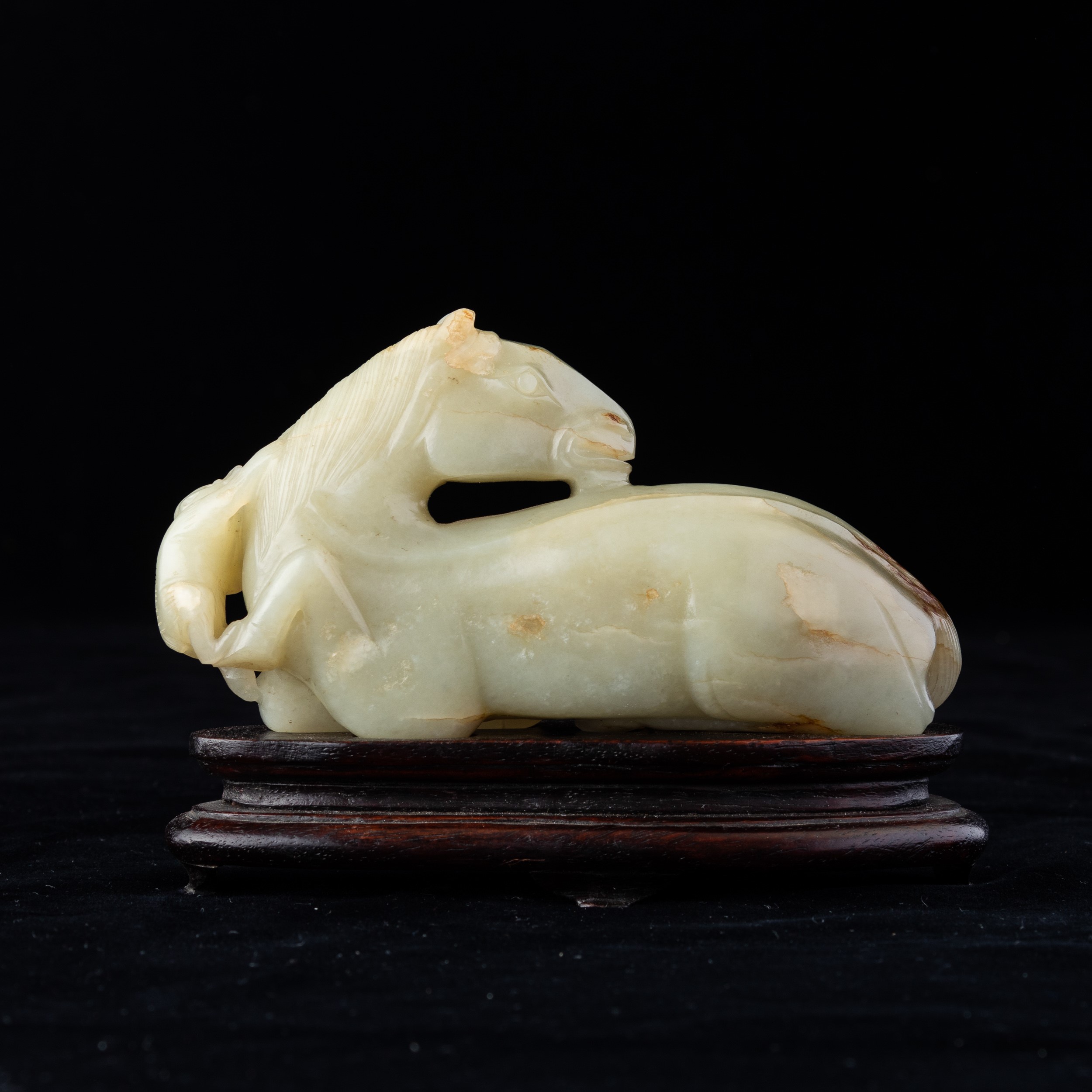 Figura di Cavallo con Scimmietta Scolpita in Giada Celadon e Russet, Cina, Dinastia Qing, Epoca D...
