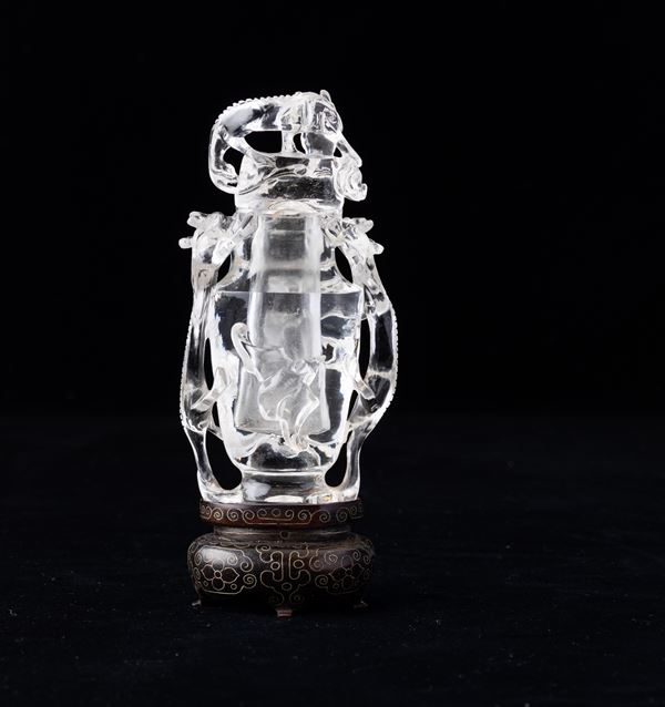 Piccolo vaso scolpito in cristallo di rocca con coperchio e decoro a rilievo e a traforo raffigurante draghetti e pipistrelli, Cina, Dinastia Qing, XIX secolo