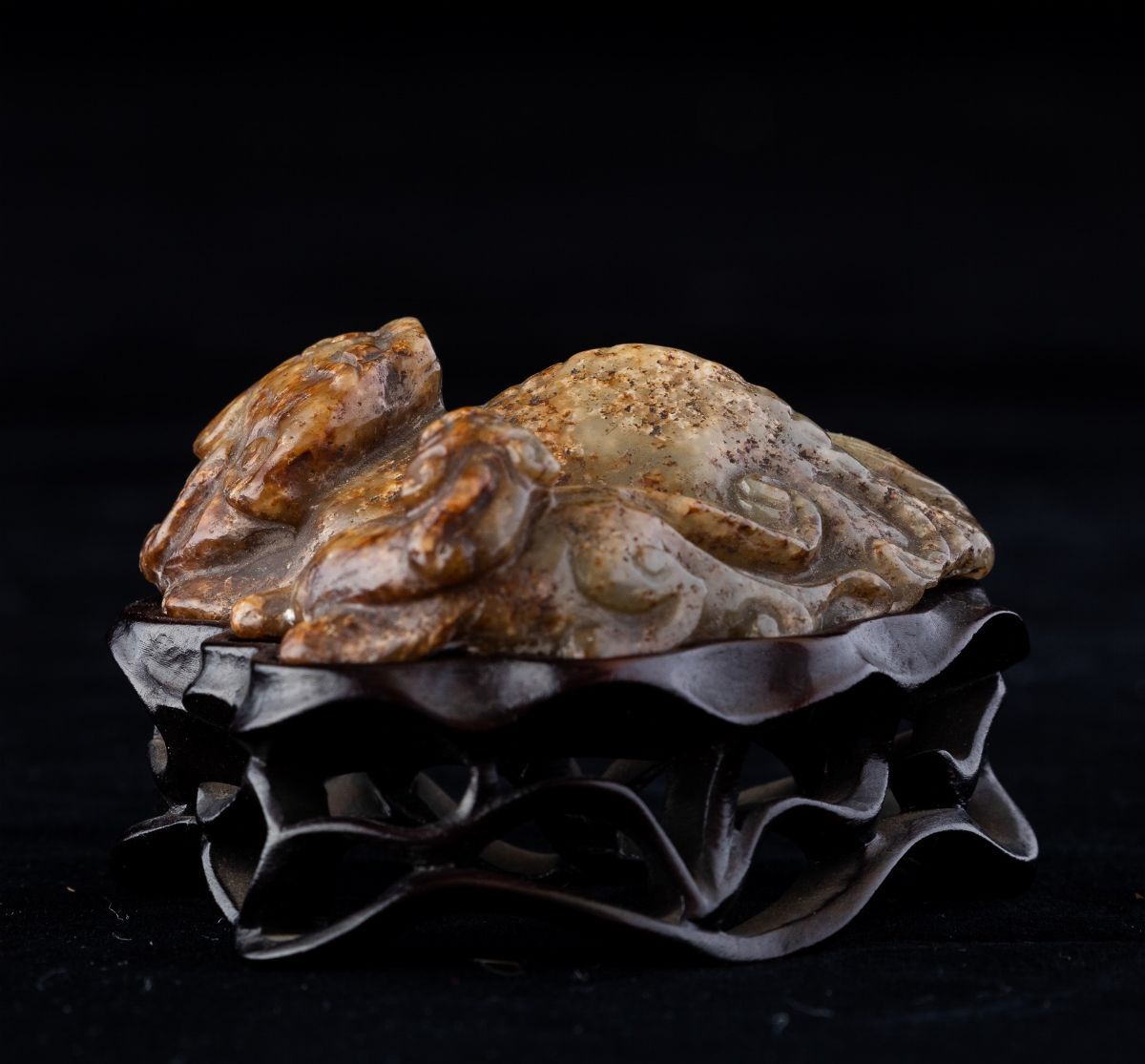 Piccolo Gruppo Scolpito in Giada con Due Draghetti, Cina, Dinastia Ming (1368-1644)