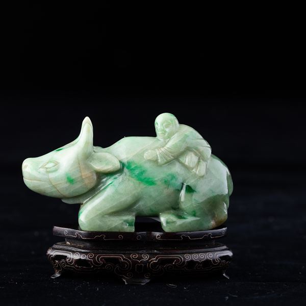Figura di bue e bambino scolpita in giadeite con sfumature green apple, Cina, Dinastia Qing, XIX secolo