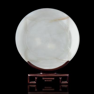 Piatto Scolpito in Giada Bianca con Decori Simmetrici Incisi, Cina, Dinastia Qing, XIX Secolo