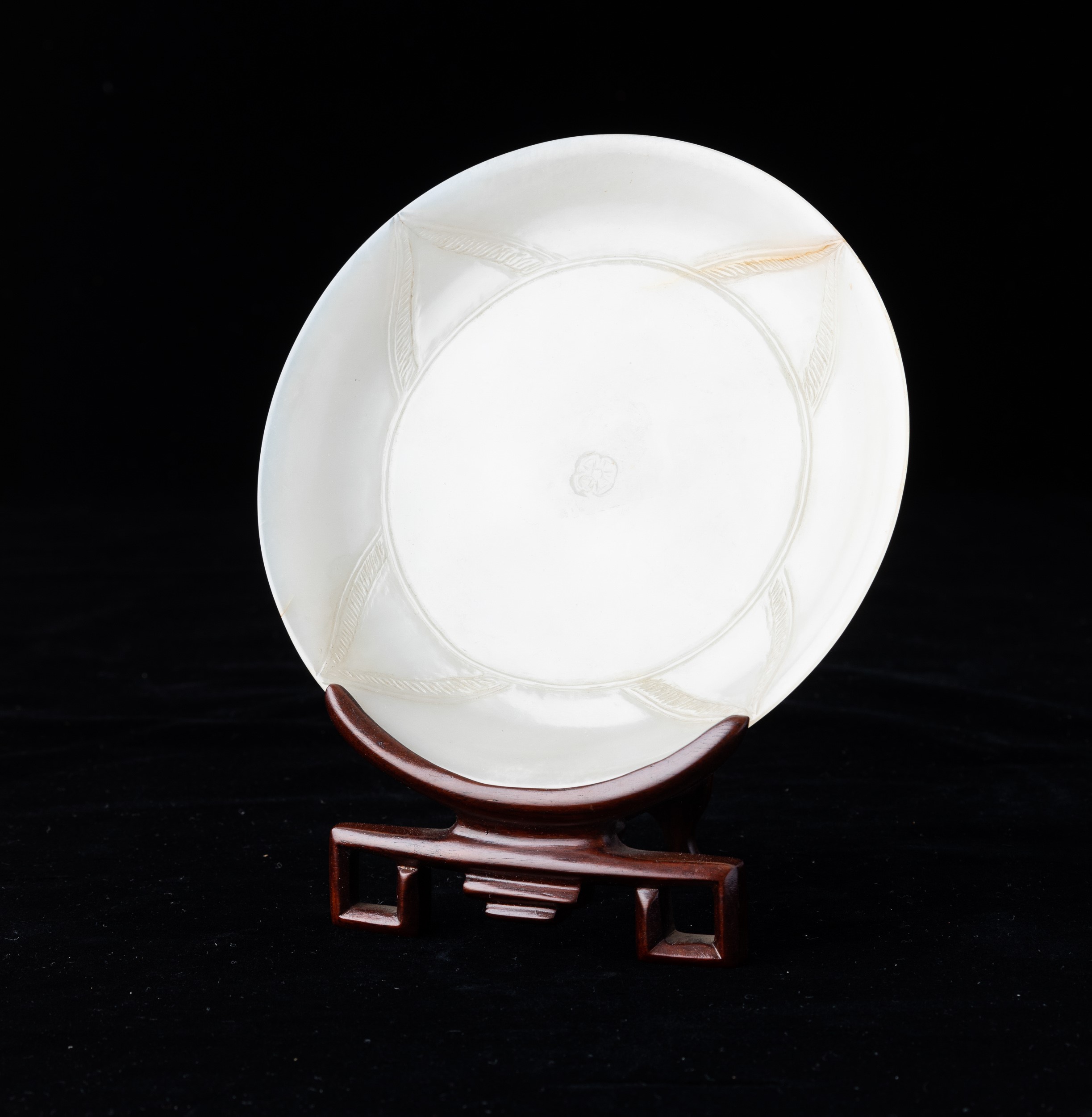 Piatto Scolpito in Giada Bianca con Decori Simmetrici Incisi, Cina, Dinastia Qing, XIX Secolo
