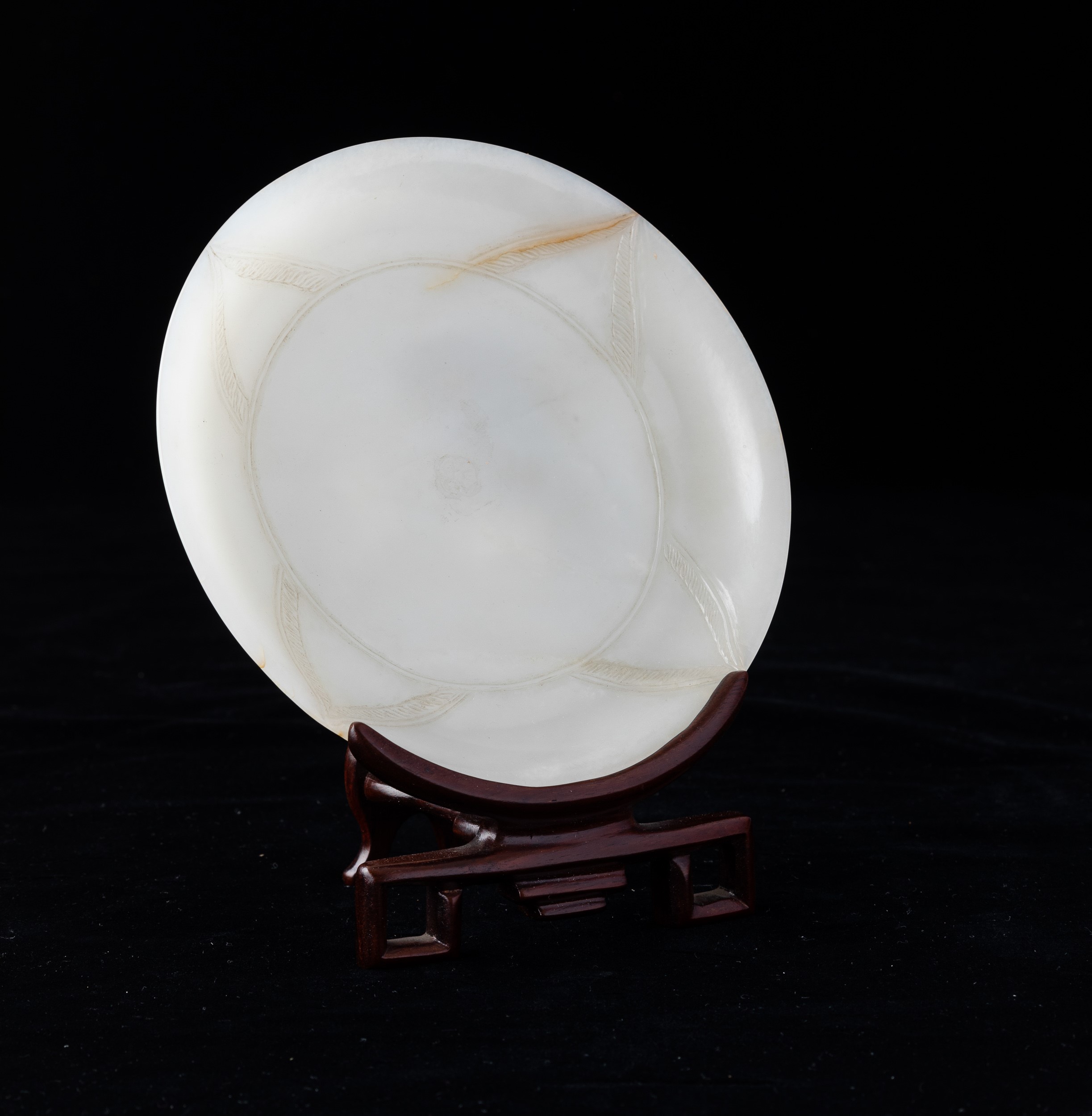 Piatto Scolpito in Giada Bianca con Decori Simmetrici Incisi, Cina, Dinastia Qing, XIX Secolo