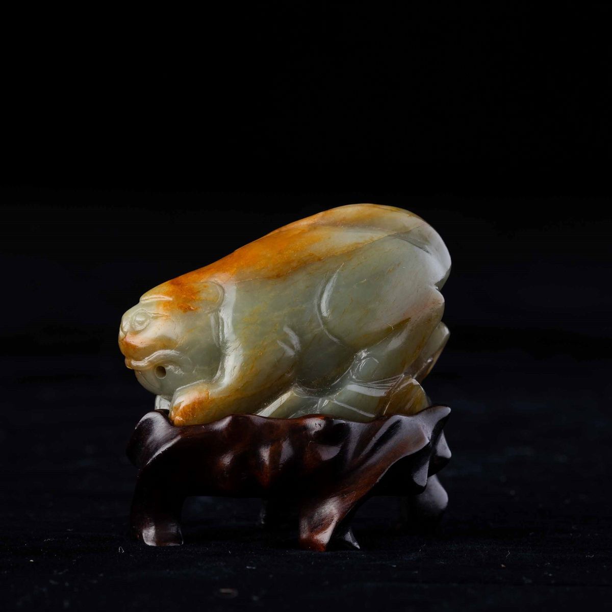 Figura di Animale Fantastico in Giada Celadon e Russet, Cina, Dinastia Qing, XIX Secolo