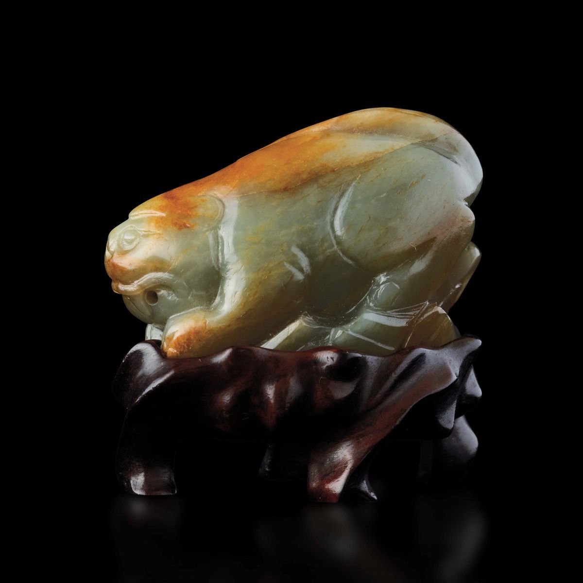 Figura di Animale Fantastico in Giada Celadon e Russet, Cina, Dinastia Qing, XIX Secolo