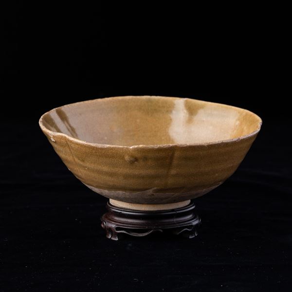 Ciotola in porcellana invetriata sui toni dell'ocra, Cina, Dinastia Song (960-1279)