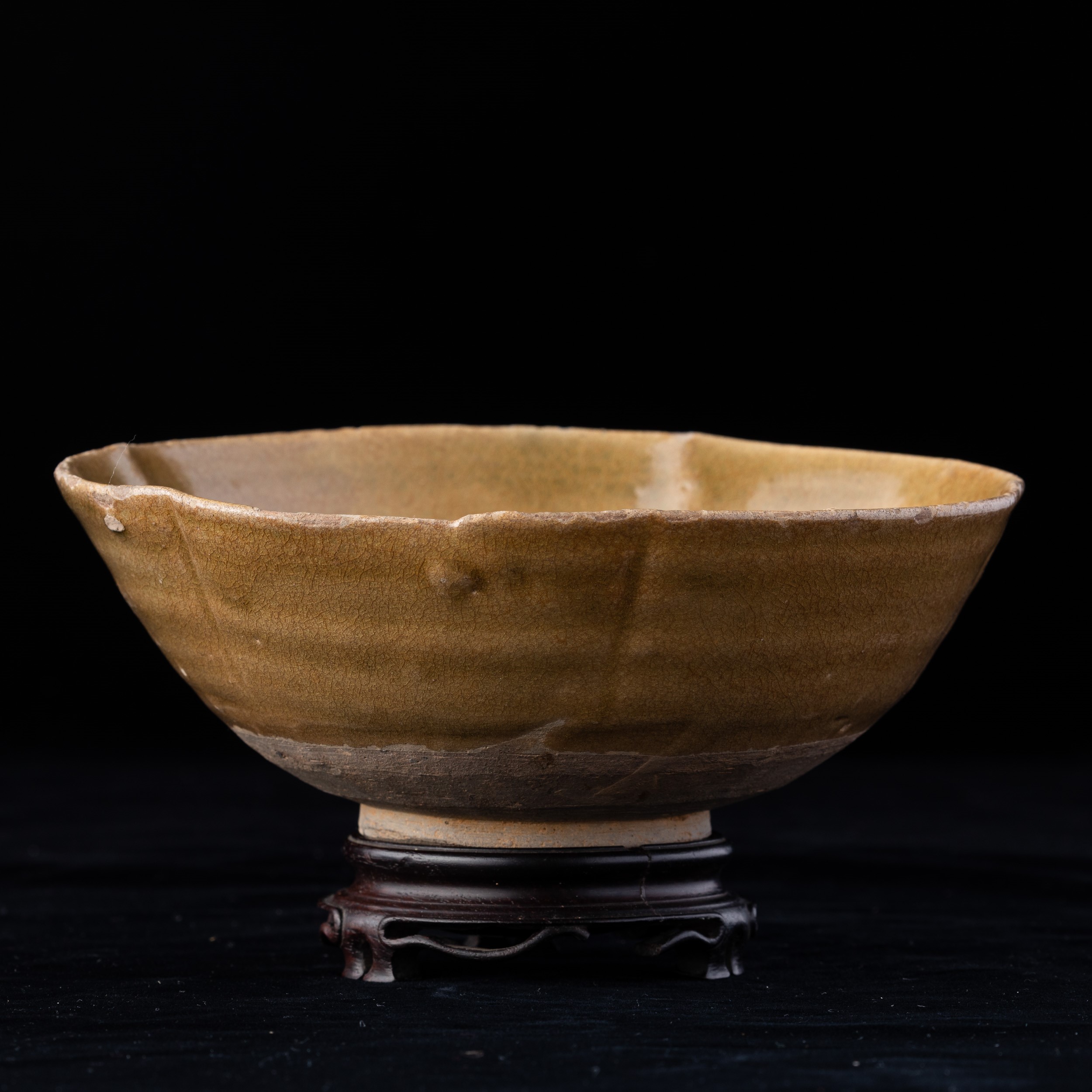 Cina, Ciotola in porcellana invetriata sui toni dell’ocra, Dinastia Song (960-1279)