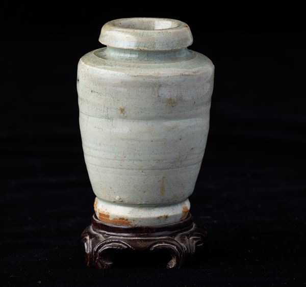 Piccolo vaso in porcellana Longquan color Celadon, Cina, Dinastia Ming, XVII secolo