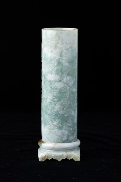 Cina, Vaso cilindrico in giadeite scolpita con drago inciso, Dinastia Qing, XIX secolo