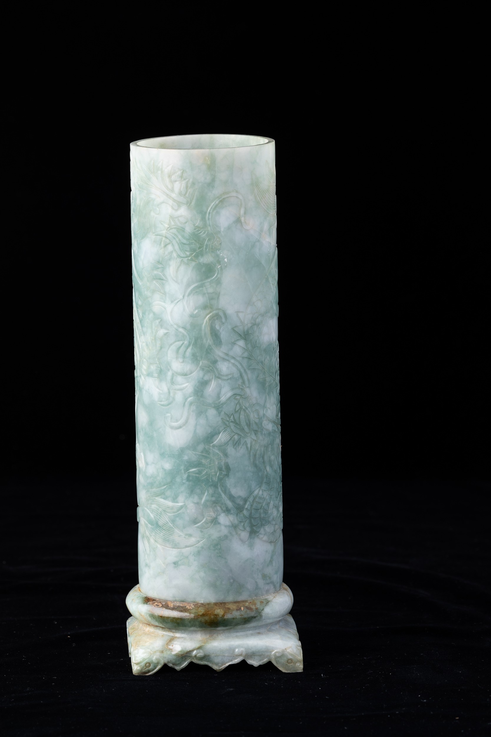 Cina, Vaso cilindrico in giadeite scolpita con drago inciso, Dinastia Qing, XIX secolo