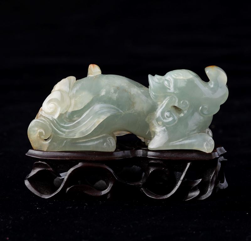 Figura di draghetto scolpita in giada e russet, Cina, Dinastia Qing, XIX secolo  - Auction Asian Art - Cambi Casa d'Aste