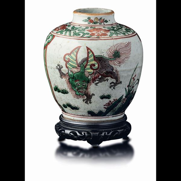 Jar in porcellana con figure di draghi e decori floreali, Cina, Dinastia Qing, epoca Shunzhi (1644-1661)