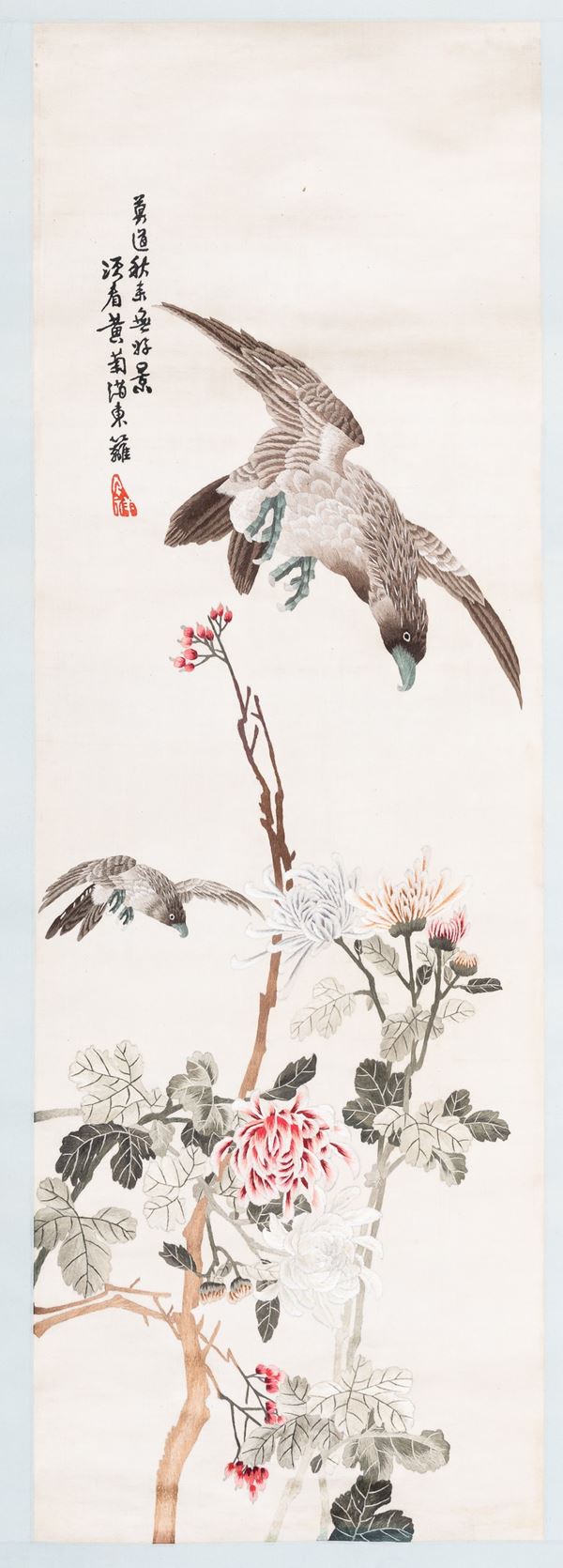 Ricamo su seta raffigurante scena naturalistica con aquile, peonie in fiore e iscrizione, Cina, Repubblica, XX secolo
